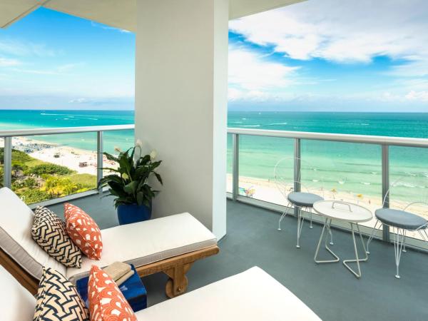 The Confidante Miami Beach, part of Hyatt : photo 5 de la chambre chambre lit king-size avec terrasse salon - côté océan