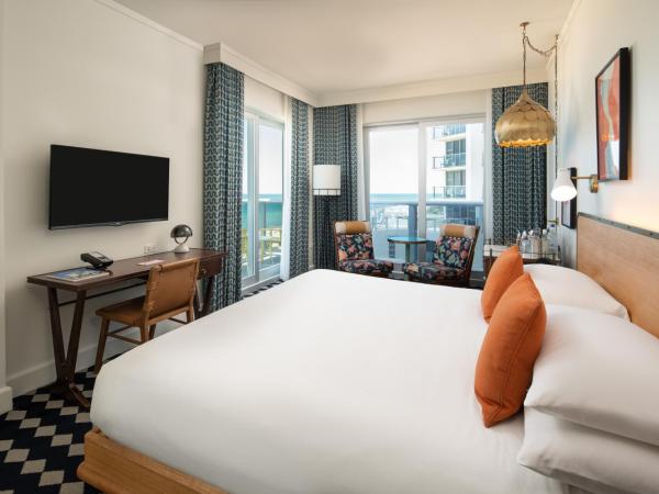 The Confidante Miami Beach, part of Hyatt : photo 5 de la chambre chambre lit king-size avec balcon - côté océan