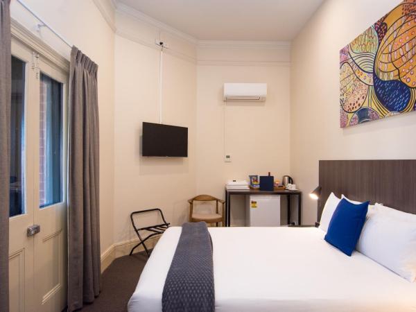The Mile End Hotel : photo 8 de la chambre chambre lit queen-size - salle de bains commune