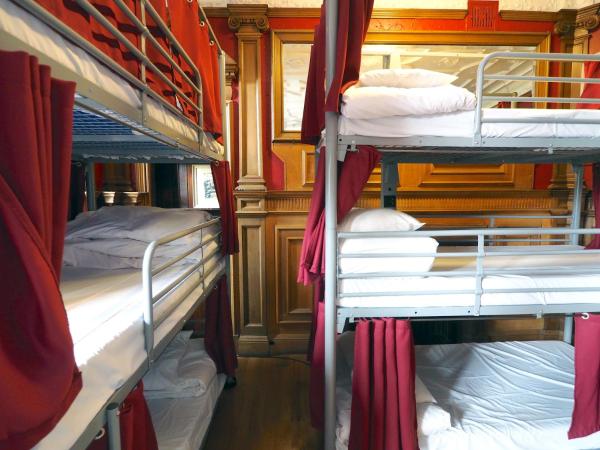 St Christopher's Edinburgh Original : photo 1 de la chambre lit dans dortoir mixte de 18 lits - salle de bains commune séparée (lits superposés triples)