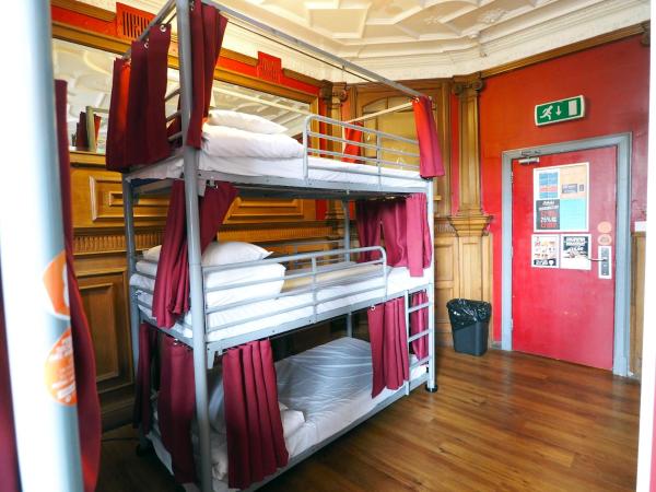 St Christopher's Edinburgh Original : photo 2 de la chambre lit dans dortoir mixte de 18 lits - salle de bains commune séparée (lits superposés triples)