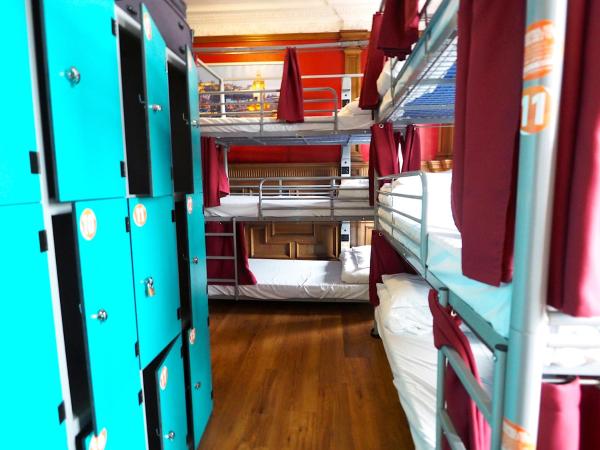 St Christopher's Edinburgh Original : photo 3 de la chambre lit dans dortoir mixte de 18 lits - salle de bains commune séparée (lits superposés triples)
