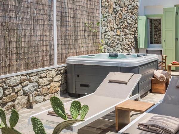 KLIDON Dreamy Living Suites : photo 10 de la chambre suite lit king-size avec baignoire spa