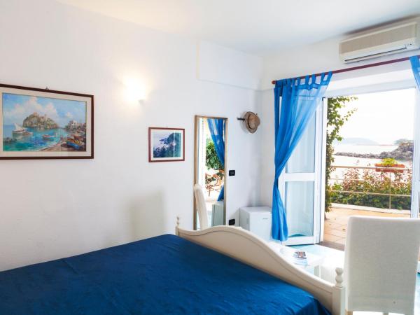 O' Vagnitiello - Parco Balneare Idroterapico - Camere - Ristorante : photo 5 de la chambre chambre lit king-size - vue sur mer