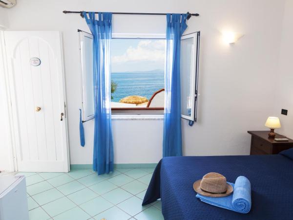 O' Vagnitiello - Parco Balneare Idroterapico - Camere - Ristorante : photo 2 de la chambre chambre lit king-size - vue sur mer