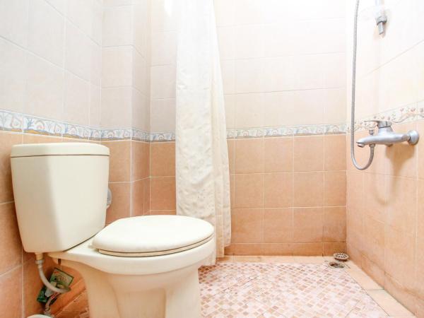 RedDoorz plus @ Tegal Panggung : photo 5 de la chambre chambre familiale