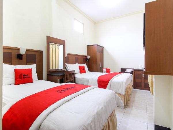 RedDoorz plus @ Tegal Panggung : photo 2 de la chambre chambre familiale