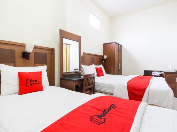 RedDoorz plus @ Tegal Panggung : photo 4 de la chambre chambre familiale