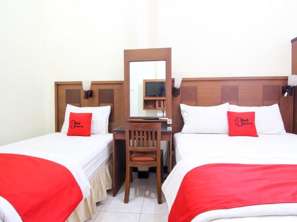 RedDoorz plus @ Tegal Panggung : photo 7 de la chambre chambre familiale