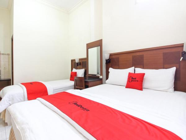 RedDoorz plus @ Tegal Panggung : photo 6 de la chambre chambre familiale