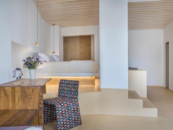 KLIDON Dreamy Living Suites : photo 1 de la chambre suite lit king-size avec baignoire spa