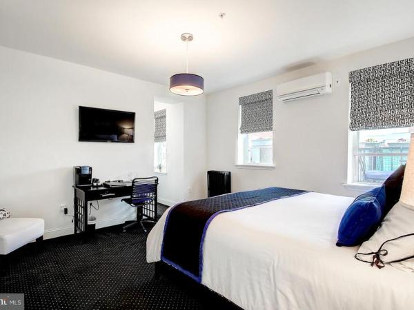 BlancNoir : photo 2 de la chambre chambre lit king-size avec baignoire spa