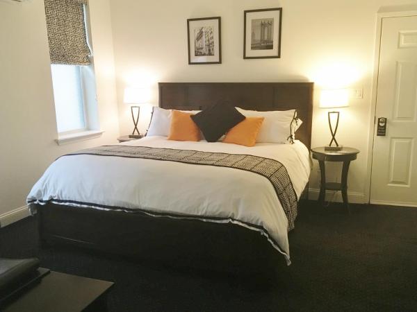 BlancNoir : photo 1 de la chambre chambre lit king-size avec baignoire spa