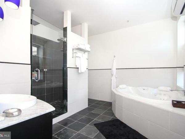 BlancNoir : photo 3 de la chambre chambre lit king-size avec baignoire spa