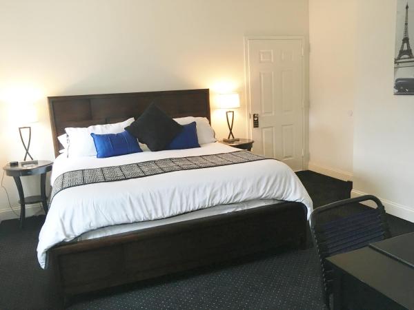 BlancNoir : photo 1 de la chambre chambre lit king-size avec baignoire spa