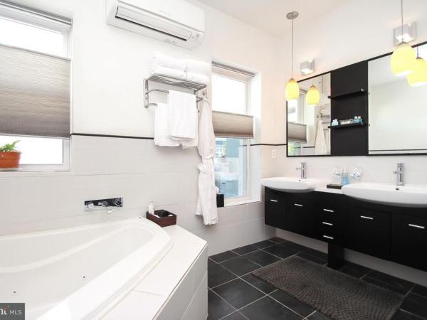 BlancNoir : photo 4 de la chambre chambre lit king-size avec baignoire spa