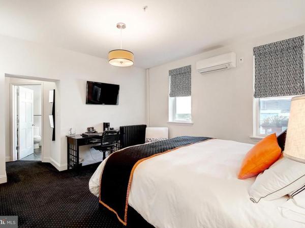 BlancNoir : photo 2 de la chambre chambre lit king-size avec baignoire spa