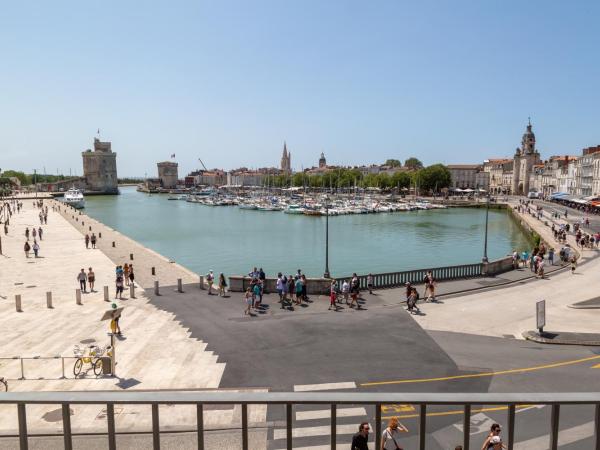 Tour de Nesle La Rochelle Vieux Port 3 etoiles : photo 8 de la chambre king room with sea view and balcony