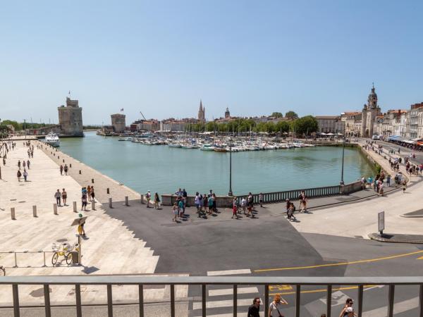 Tour de Nesle La Rochelle Vieux Port 3 etoiles : photo 8 de la chambre chambre lit king-size - vue sur mer