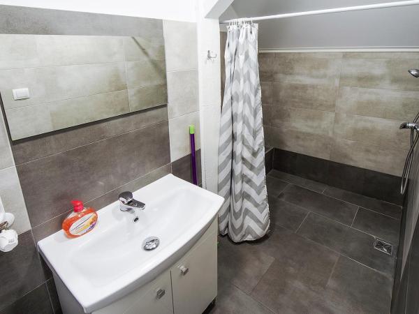 BP Hostel Gdynia : photo 7 de la chambre chambre double avec salle de bains commune