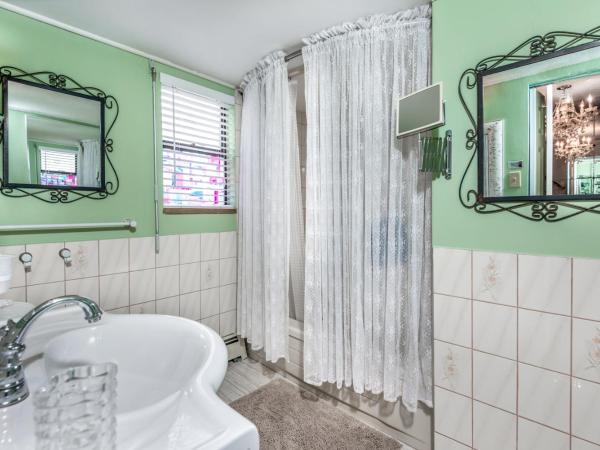 Diana's Luxury Bed and Breakfast : photo 4 de la chambre standard queen room - room #5