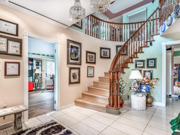 Diana's Luxury Bed and Breakfast : photo 2 de la chambre superior queen room with patio - room #9