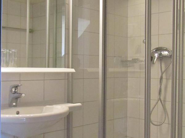 Hotel Schöne Aussicht : photo 10 de la chambre chambre familiale avec chambre séparée