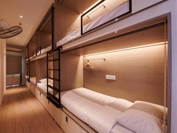 BEAT. Sports Hostel : photo 1 de la chambre chambre familiale capsule avec salle de bains commune