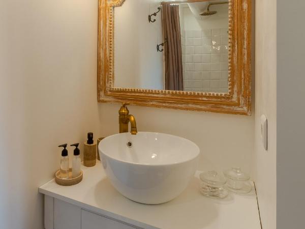 Mas des Cerisiers SPA-SAUNA inclus pour tous les logements : photo 6 de la chambre chambre double avec salle de bains privative