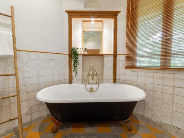 Mas des Cerisiers SPA - SAUNA : photo 7 de la chambre chambre double avec salle de bains privative