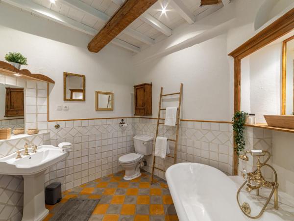 Mas des Cerisiers SPA - SAUNA : photo 6 de la chambre chambre double avec salle de bains privative