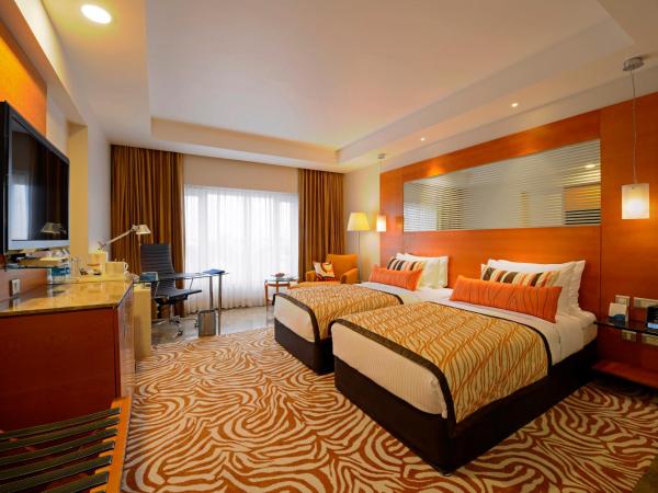 Radisson Blu Hotel Ahmedabad : photo 6 de la chambre superior room with king or twin bed 15% discount on food & beverage & spa						