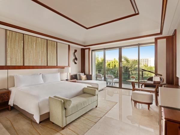 Shangri-La Sanya : photo 1 de la chambre villa avec piscine, lit king-size et chambre lit king-size