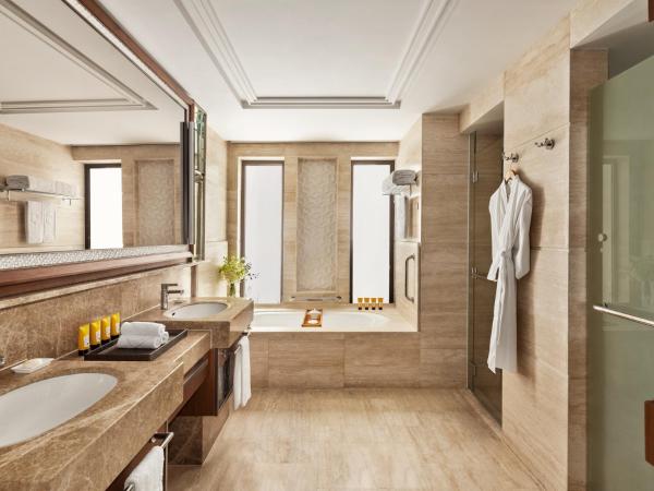 Shangri-La Sanya : photo 6 de la chambre villa avec piscine, lit king-size et chambre lit king-size