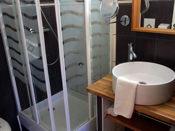 Hotel Les Grenadines : photo 4 de la chambre chambre familiale (2 adultes et 2 enfants)