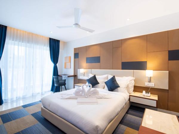 StayBird - B Suite, Business Hotel, Kharadi : photo 6 de la chambre suite de luxe avec balcon