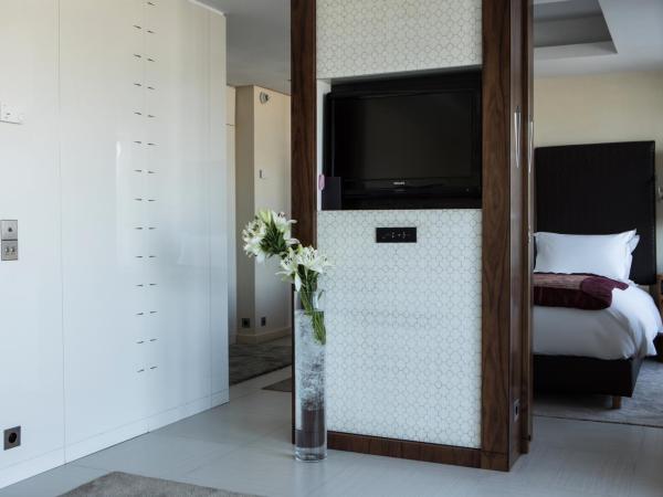 Sofitel Casablanca Tour Blanche : photo 6 de la chambre suite lit king-size opéra - salon séparé - vue sur médina et océan