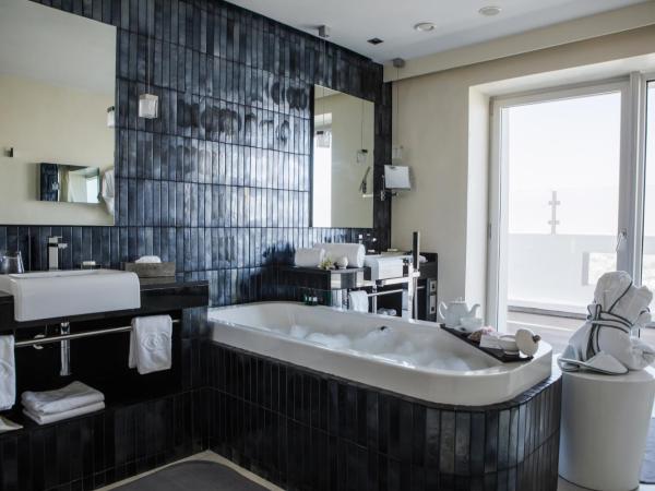 Sofitel Casablanca Tour Blanche : photo 4 de la chambre suite lit king-size opéra - salon séparé - vue sur médina et océan