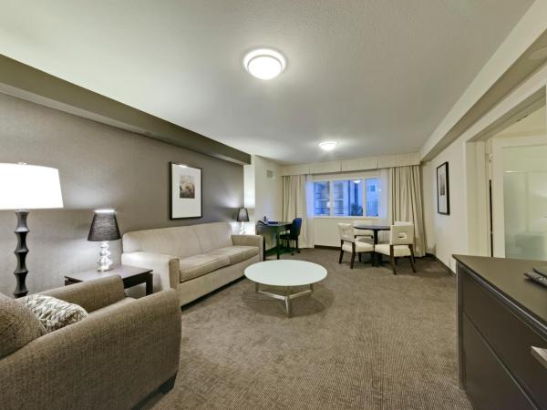 Coast Kamloops Hotel & Conference Centre : photo 6 de la chambre suite lit king-size premium coast avec terrasse