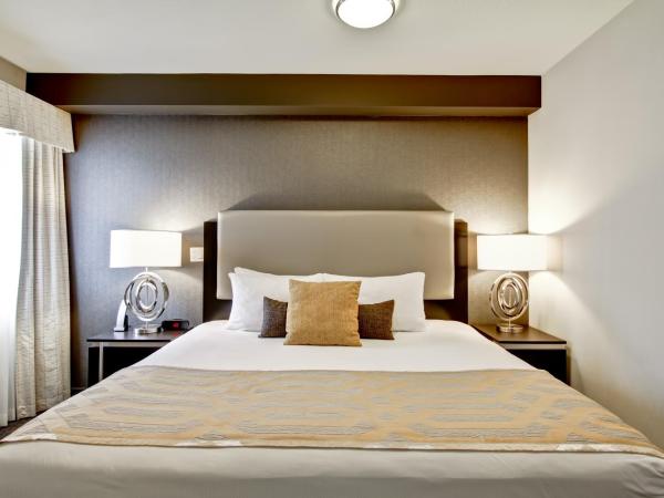 Coast Kamloops Hotel & Conference Centre : photo 1 de la chambre suite lit king-size premium coast avec salon