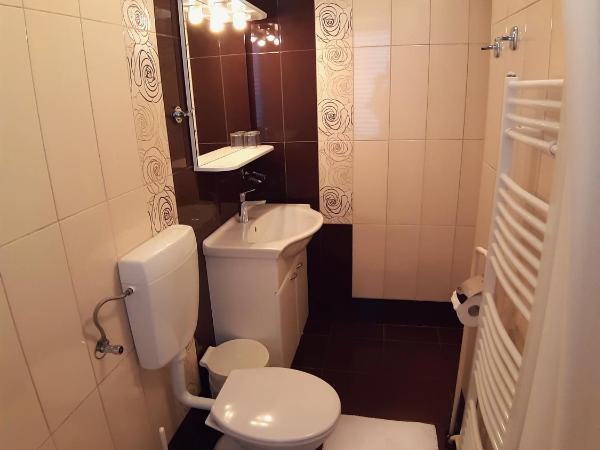 F• R• I• E• N• D• S• : photo 10 de la chambre chambre lit king-size avec balcon