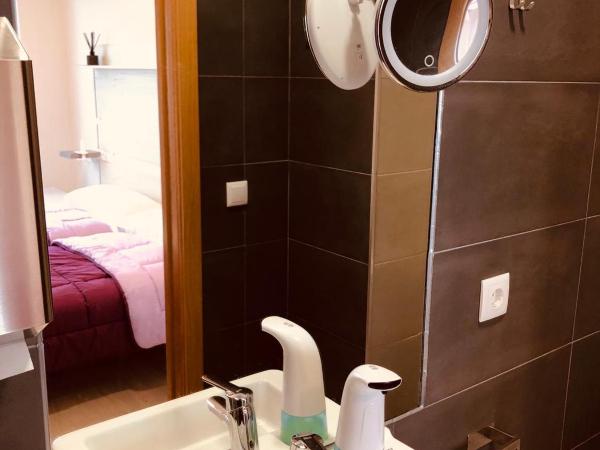 Albergue SIXTOs no Caminho : photo 2 de la chambre chambre double avec salle de bains privative