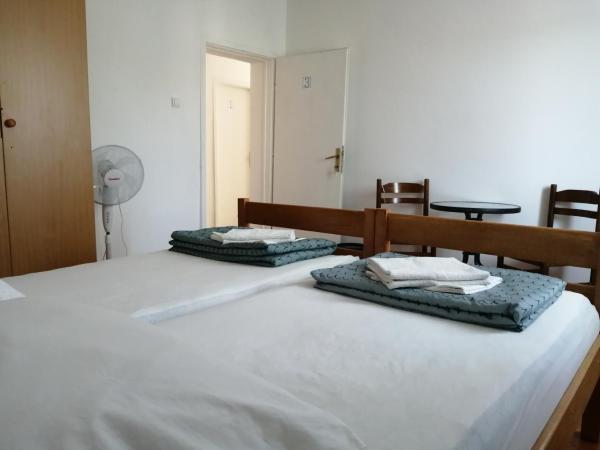 Hostel Melada Dom : photo 4 de la chambre chambre double ou lits jumeaux deluxe – vue sur jardin