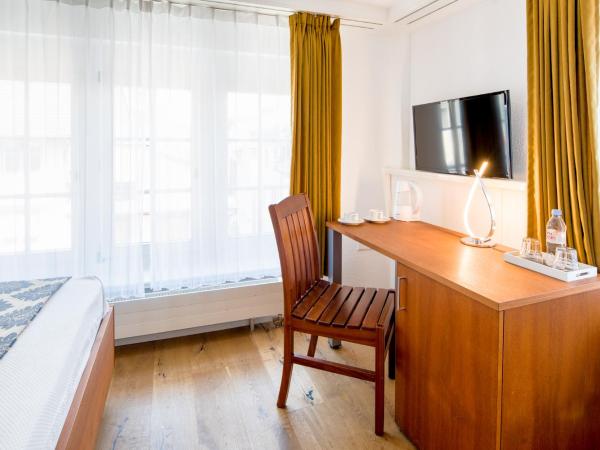 Hotel Old Town : photo 10 de la chambre chambre supérieure lit queen-size