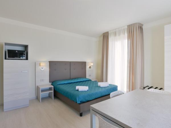 Residence Picalè : photo 2 de la chambre studio confort - vue latérale sur mer