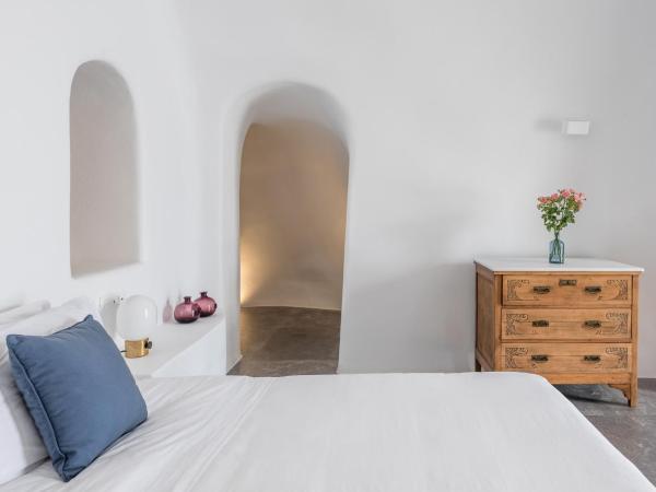 Chelidonia Luxury Suites : photo 7 de la chambre suite artiste avec petite piscine - vue sur caldeira