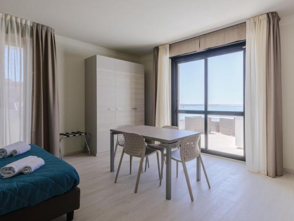 Residence Picalè : photo 10 de la chambre studio supérieur avec terrasse et vue sur la mer