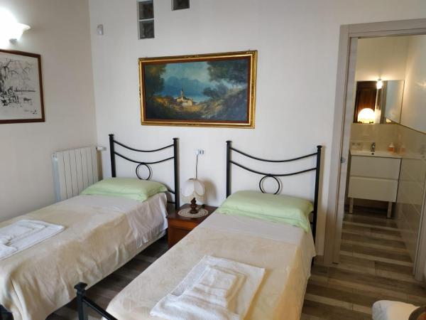 B&B Tra i mari del Salento : photo 3 de la chambre chambre double ou lits jumeaux avec salle de bains privative