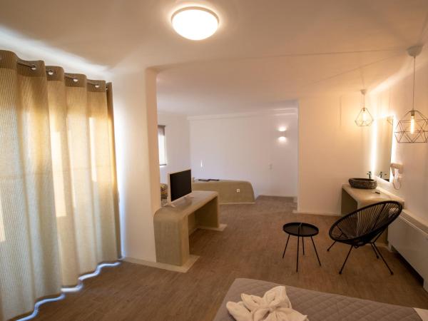 Thea Luxury Resort : photo 5 de la chambre suite en duplex avec vue sur mer et piscine