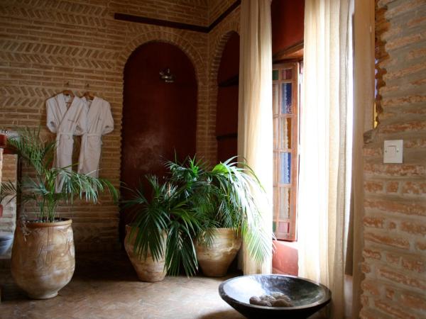 Riad Laaroussa : photo 3 de la chambre chambre double rouge